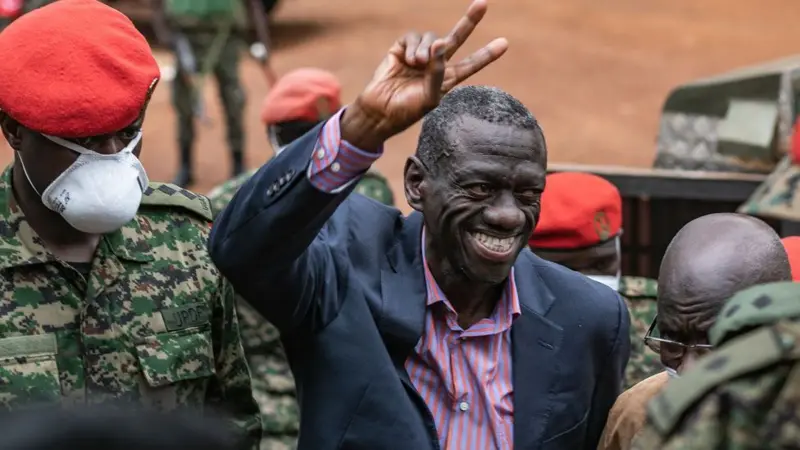 Kizza Besigye yagejejwe mu rukiko rwa gisirikare ngo abazwe ibyo aregwa