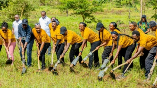 Itorero ‘Inganzo Ngari’ batanze umusanzu mu kubungabunga ibidukikije batera ibiti 6,400-AMAFOTO