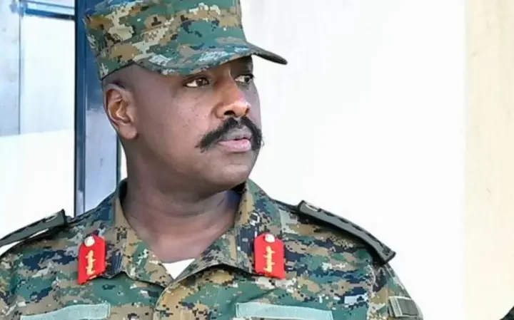 Uganda: Umuhungu wa Museveni ‘Jenerali Muhoozi Kainerugaba‘ avuga ko yifuza guca umutwe Bobi Wine